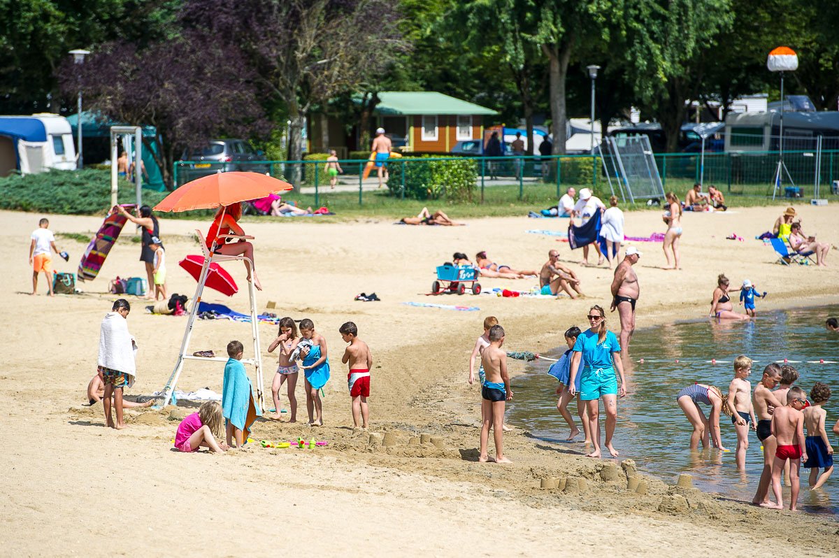 Lac Avec Plage Dans Lain Camping Et Base De Loisirs La